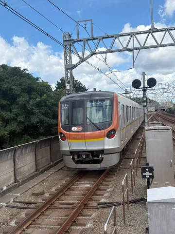 高架を走る現代の列車