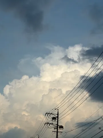 電気と雲のコントラスト