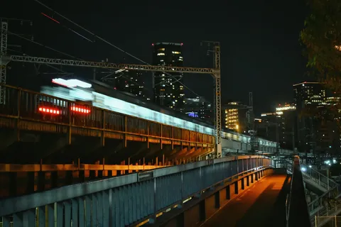 夜空を疾走する光の軌跡
