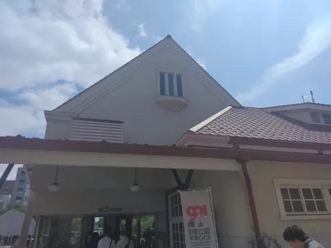 レトロ建築と青空、夏の日差し