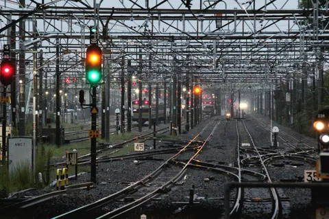 夜へ続く線路の光景