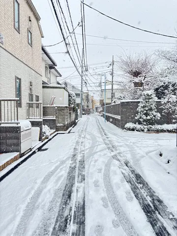雪道に刻む静かな街