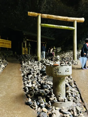 積まれた祈りの石と洞窟の聖域