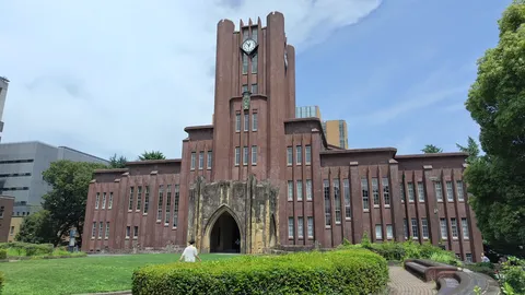 赤煉瓦の塔が時間を刻む風景
