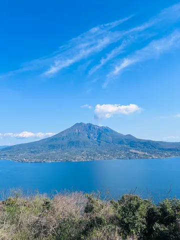 湖畔にそびえる雄大な火山