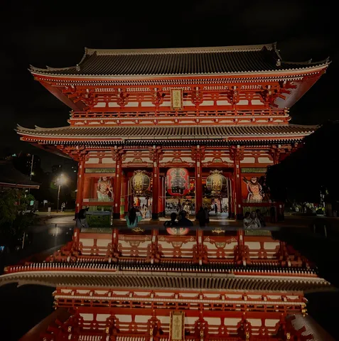 幻想的な夜の寺院、水面に映る姿