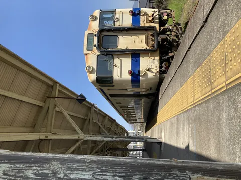 ホームに佇む旧型列車