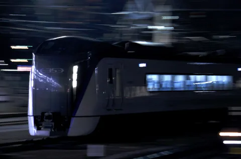 疾走する夜の列車
