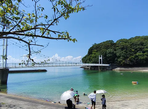 碧い入り江と白い橋の午後