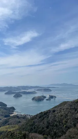 島々を繋ぐ壮大な橋の風景