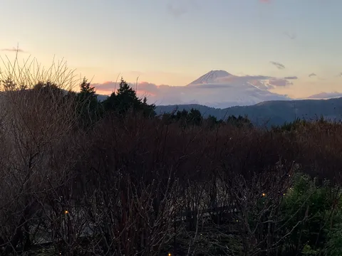 静寂の山並みと薄明かり
