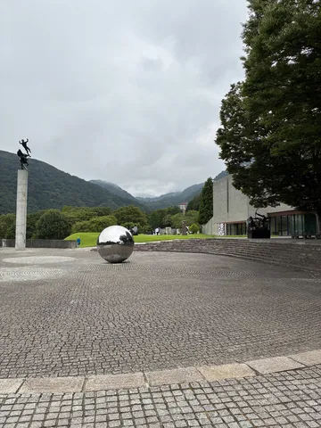 銀球と静かな広場
