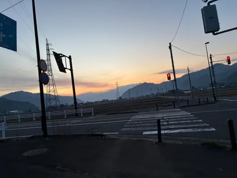夕暮れ、信号待ちの交差点