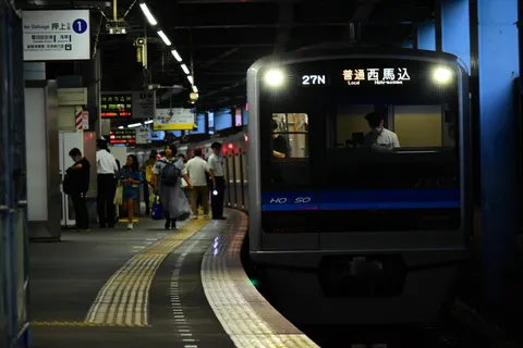 夜の駅ホームの静かな流れ