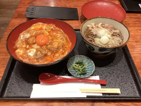 温かな丼と蕎麦の景色