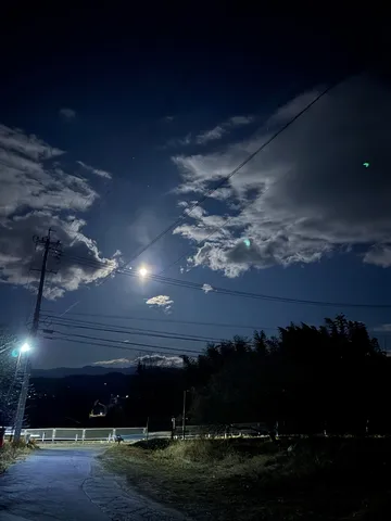 月夜の電線と静かな道