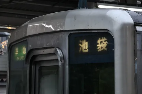 雨粒と窓に映る旅路