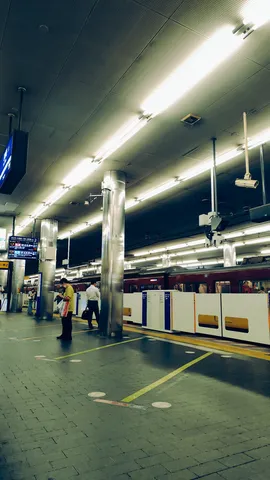 地下駅の光と日常
