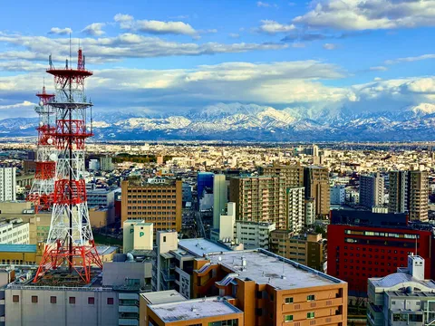 鉄塔の向こう、雪山の街