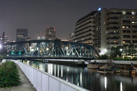 夜の水路を結ぶ青い橋