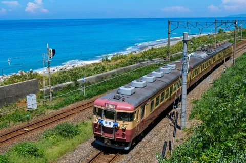 碧い海と旅するレトロ列車