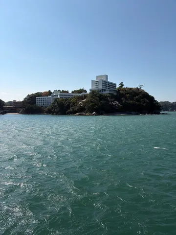 海辺の白い建物、遠い日の記憶