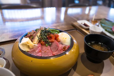 艶やかな牛肉と温玉の丼