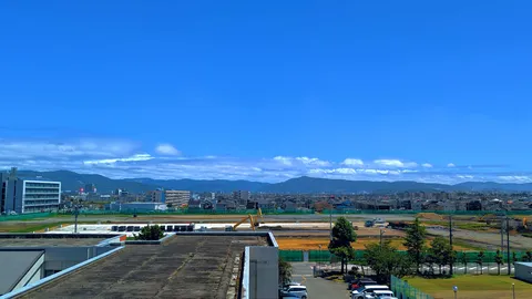 青空と工事現場の対比