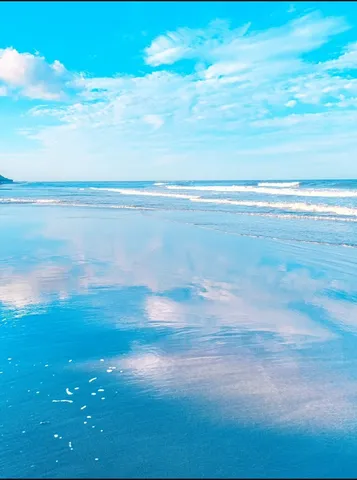 空と海、鏡のような砂浜