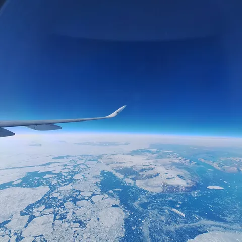 氷の大地と飛行機雲