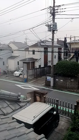 雨の日の街角、静かな風景