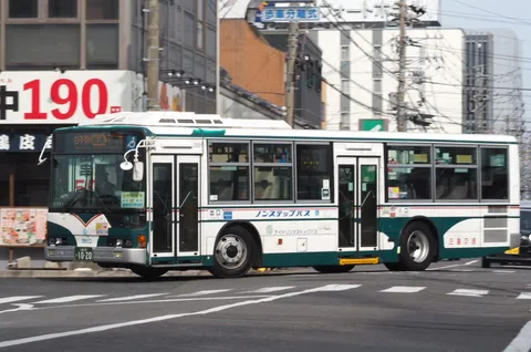 街角を彩るノンステップバス