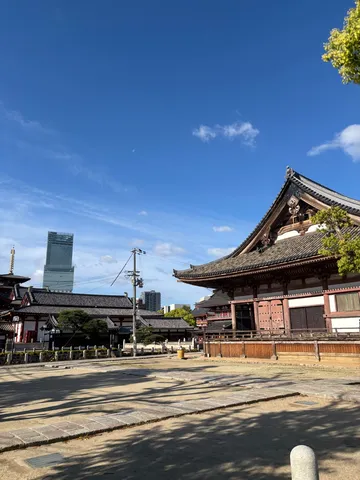 新旧が交差する歴史の街並み