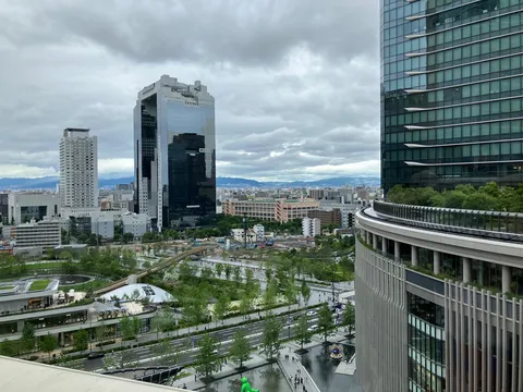 摩天楼の雨模様、都会のオアシス