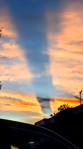 夕焼けに現れた奇妙な雲