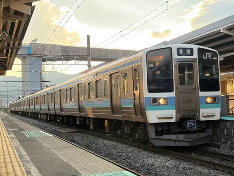 夕映えに走る銀色
