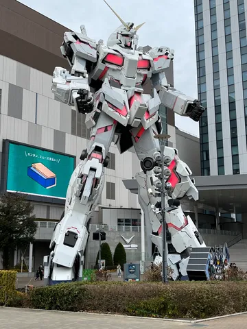 巨大ロボット、迫力の瞬間！