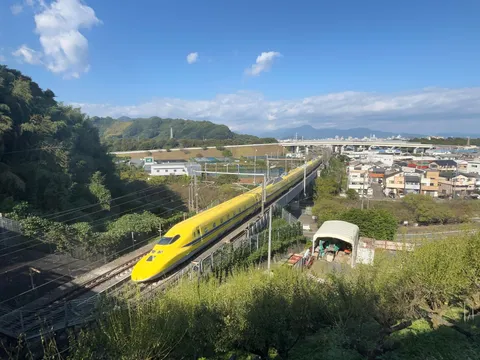 新幹線の黄色い軌跡
