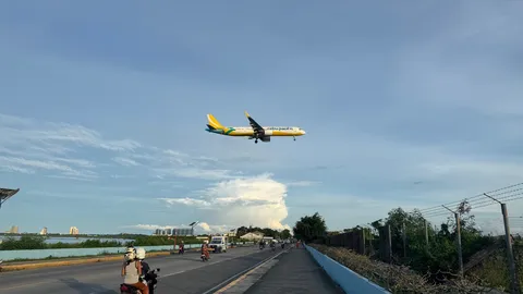 日常と空を行く飛行機