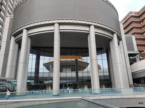 都会のオアシス、ガラスに映る空