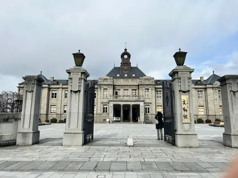 歴史を感じる建物と静かな佇まい