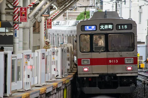 旅立ちを待つ静かなホーム