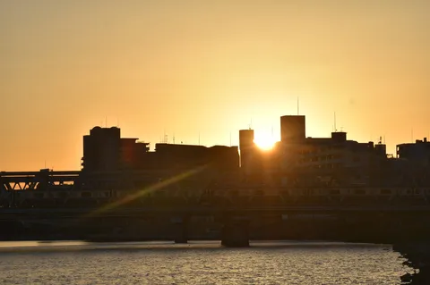 夕暮れの鉄路、光の海