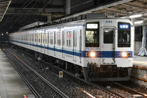 夜のホーム、輝く列車