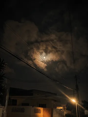 月明かりと電線、夜の風景