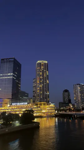 光と影が織りなす夜景