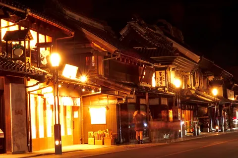古都の夜、灯りに誘われて