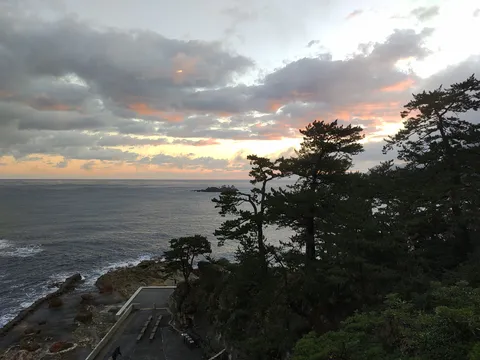 海辺の夕景に風が揺れる
