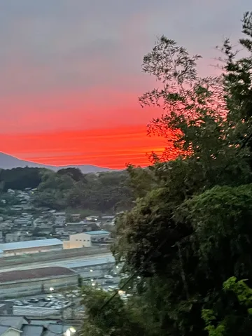燃える空と街の灯り