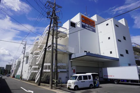 白い建物と空の対話